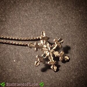 VINTAGE Sterling Silver 925 Snowflake Pendant and Chain Necklace ** RARE FIND **
